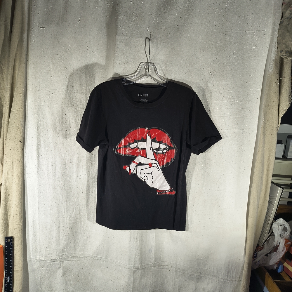 On Fire Women's Size Large Black Graphic Tee with Red Lips Design
